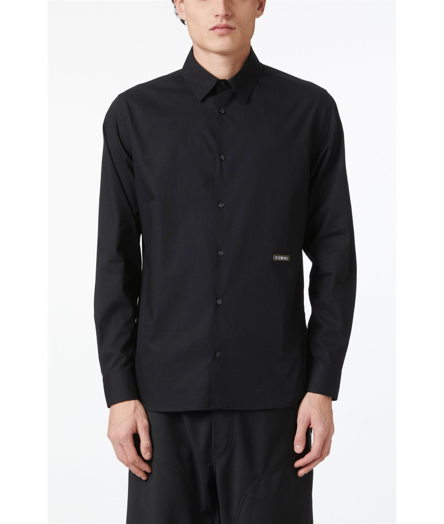 G071 - 6211 - 9000
  Iceberg
   Noir
  Chemise
  Tissu principal: 100% Cotton
. Coupe : regular                . Coupe :