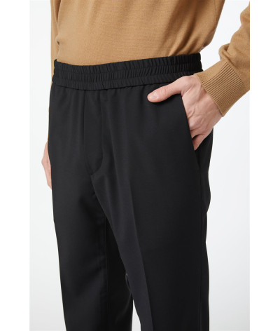 B150 - 3070 - 9000
  Iceberg
   Noir
  Pantalon
  Tissu principal: 54%POLYESTER 44%LAINE 2%ÉLASTHANNE
. Coupe : regular         