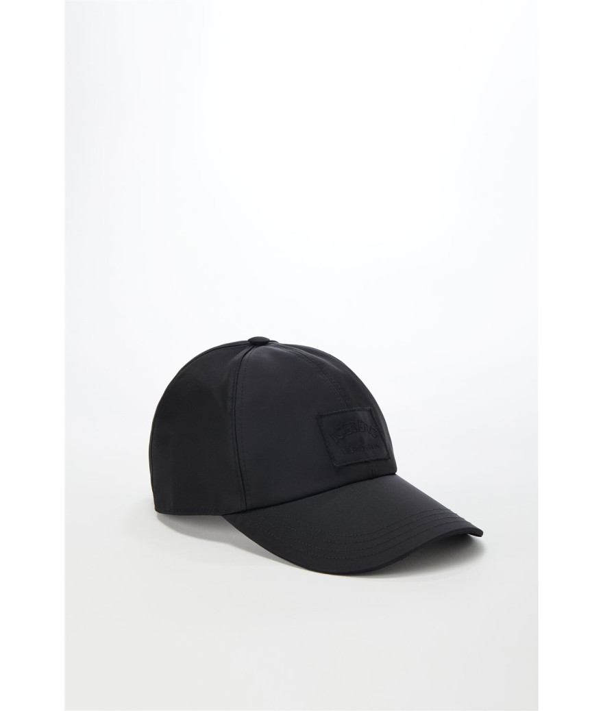 7105 - 6951 - 9000
  Iceberg
   Noir
  Casquette
  Tissu principal: 100%Polyamide
. Coupe : regular                . Coupe :