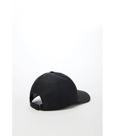 7105 - 6951 - 9000
  Iceberg
   Noir
  Casquette
  Tissu principal: 100%Polyamide
. Coupe : regular                . Coupe :