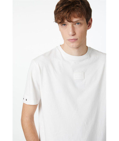 F071 - 6327 - 1111
  Iceberg
   Blanc
  T-Shirt
  Tissu principal: 100% Cotton
. Coupe : regular                . Coupe :