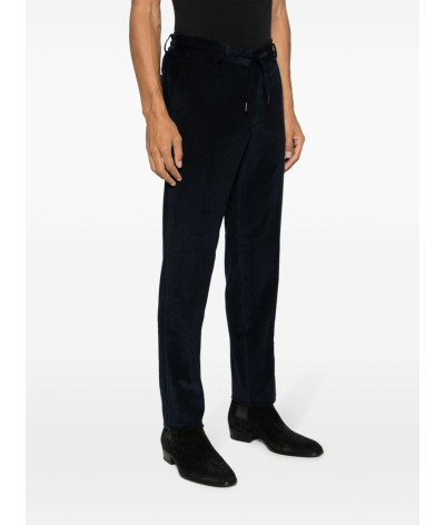 255056-544035-990
  Karl Lagerfeld
   Noir
  Pantalon
  Tissu principal: 87% Polyester, 13% élasthanne
. Coupe : regular        