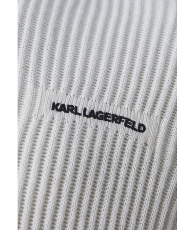 655039-544305-60
  Karl Lagerfeld
   Blanc
  Col Roulé
  Tissu principal: 50% laine, 50% coton
. Coupe : regular                