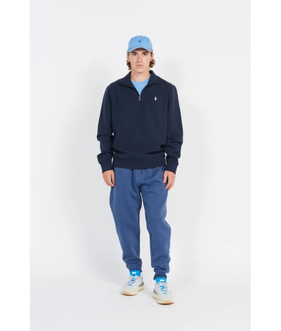 710922557002
  Ralph Lauren
   Marine
  Sweat Col Camioneur zippé
  Tissu principal: 66 % Coton, 34 % Polyester Recyclé
. Coupe 