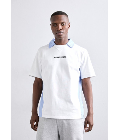 242ZR0708-7044-5001
  Moschino
   Blanc/Bleu
  T-Shirts
  Tissu principal: 100% Cotton
. Coupe : regular               
<span st