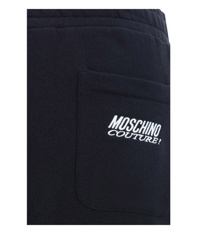 242ZR0374-7025
  Moschino
   Noir
  Pantalon
  Tissu principal: 100% Cotton
. Coupe : regular                
<p class="p1" styl