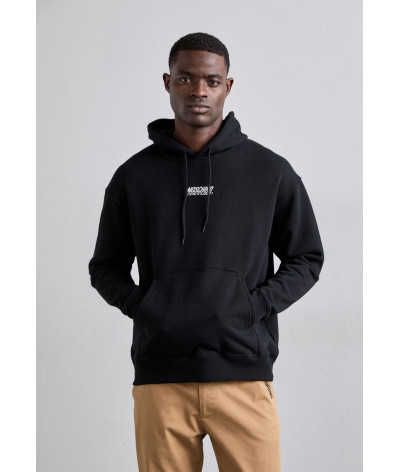 242ZR1720-7025
  Moschino
   Noir
  Sweat à Capuche
  Tissu principal: 100% Cotton
. Coupe : regular                
<p class="p