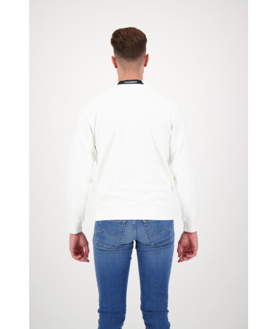 17CMSS023A-005086W-103
  C.P. Company
   Blanc
  Sweat Crewneck
  Tissu principal : 100 % Cotton
. Coupe : regular
- Cet article