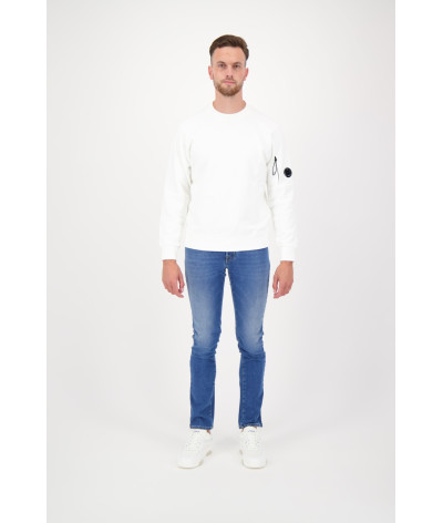 17CMSS023A-005086W-103
  C.P. Company
   Blanc
  Sweat Crewneck
  Tissu principal : 100 % Cotton
. Coupe : regular
- Cet article