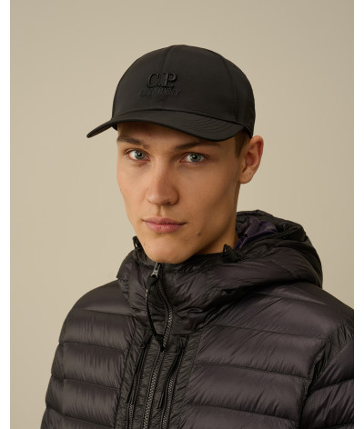 17CMAC147A-005904A-999
  C.P. Company
   Noir
  Casquette Reglable  
  Partie interne tissu principal : 100 % Polyester - Partie