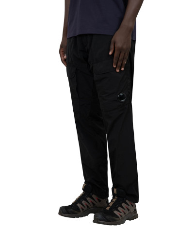 17CMPA093A-005904G-999
  C.P. Company
   Noir
  Pantalon Cargo
  Tissu principal : 98 % Cotton, 2% Elastanne
. Coupe : regular
-