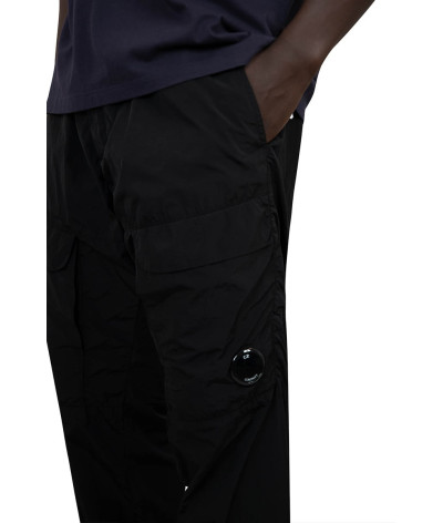 17CMPA093A-005904G-999
  C.P. Company
   Noir
  Pantalon Cargo
  Tissu principal : 98 % Cotton, 2% Elastanne
. Coupe : regular
-