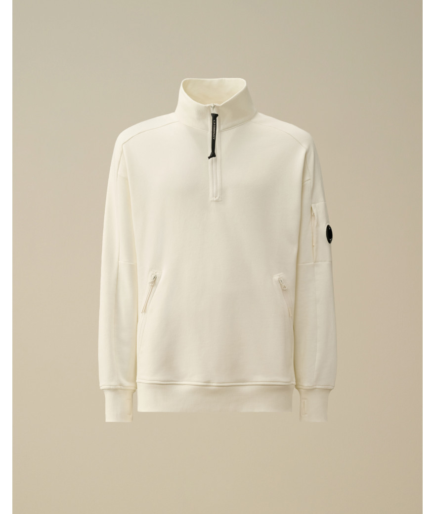 17CMSS027A-005086W-103
  C.P. Company
   Blanc
  Sweat Col Camioneur
  Tissu principal : 100 % Cotton
. Coupe : regular
- Cet ar