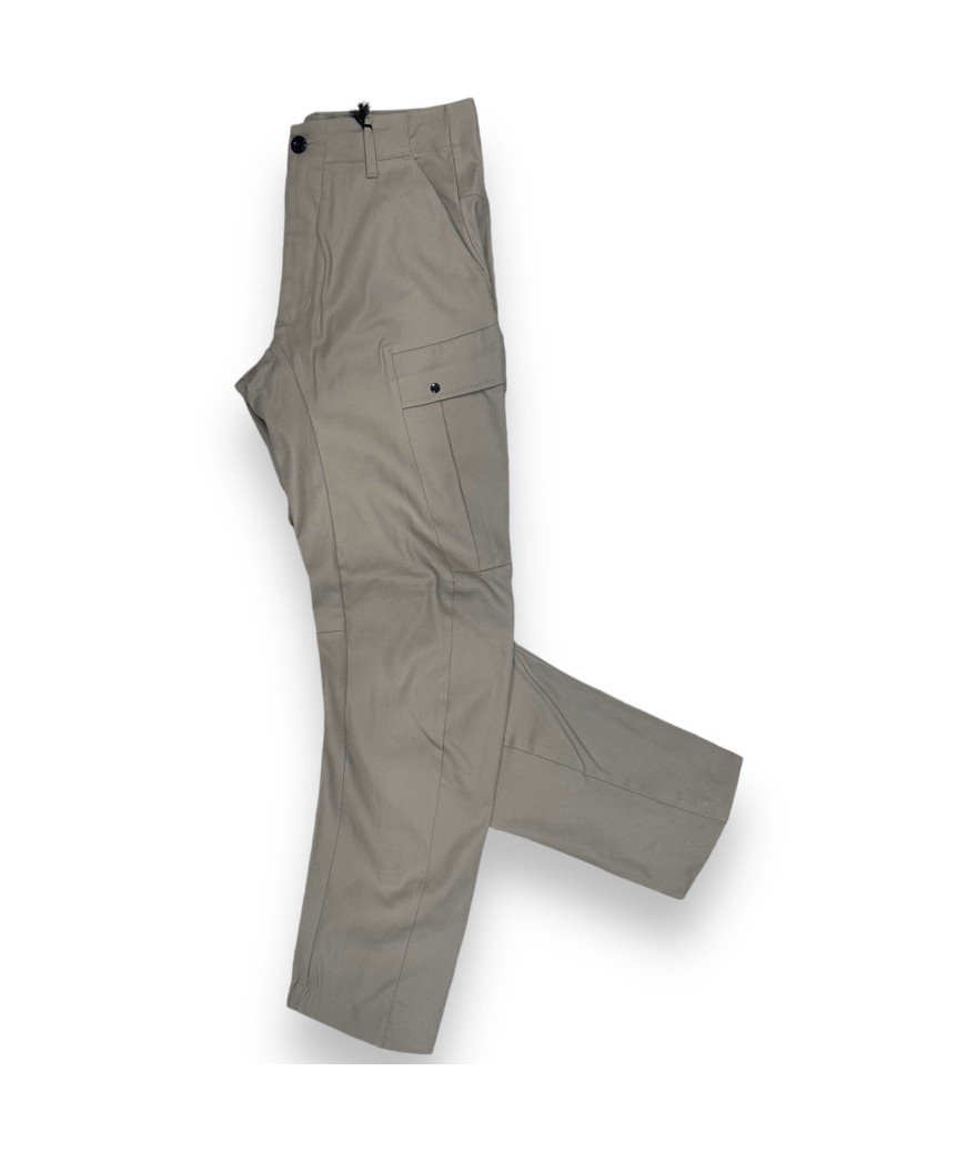 17CMPA118A-110175A-327
  C.P. Company
   Gris
  Pantalon Cargo
  Tissu principal : 98 % Cotton, 2% Elastanne
. Coupe : regular
-