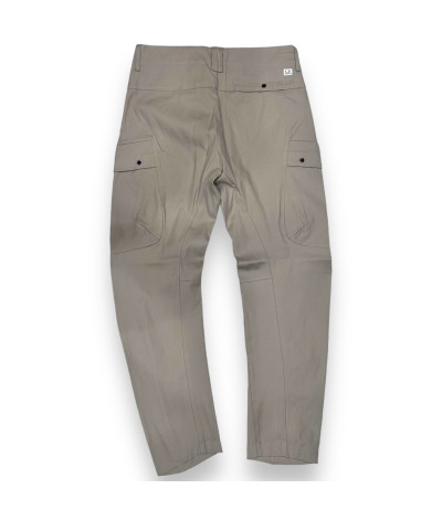 17CMPA118A-110175A-327
  C.P. Company
   Gris
  Pantalon Cargo
  Tissu principal : 98 % Cotton, 2% Elastanne
. Coupe : regular
-