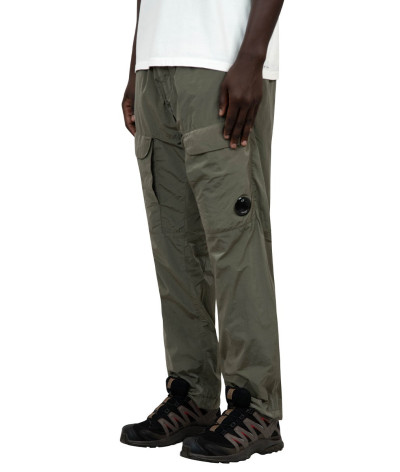 17CMPA093A-005904G-359
  C.P. Company
   Kaki
  Pantalon Cargo
  Tissu principal : 98 % Cotton, 2% Elastanne
. Coupe : regular
-