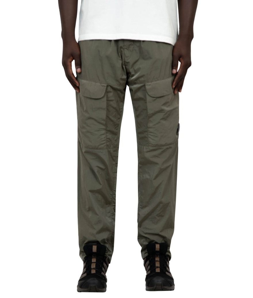 17CMPA093A-005904G-359
  C.P. Company
   Kaki
  Pantalon Cargo
  Tissu principal : 98 % Cotton, 2% Elastanne
. Coupe : regular
-