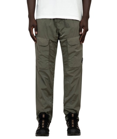 17CMPA093A-005904G-359
  C.P. Company
   Kaki
  Pantalon Cargo
  Tissu principal : 98 % Cotton, 2% Elastanne
. Coupe : regular
-