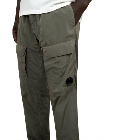 17CMPA093A-005904G-359
  C.P. Company
   Kaki
  Pantalon Cargo
  Tissu principal : 98 % Cotton, 2% Elastanne
. Coupe : regular
-