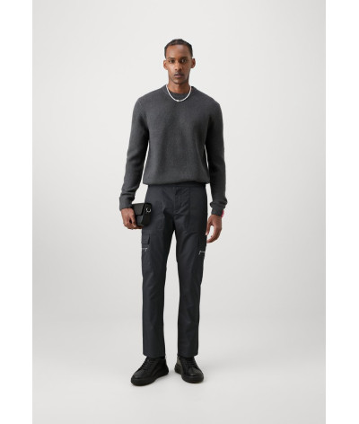 255700-544573-990
  Karl Lagarfeld 
  Noir
  Pantalon
  63% coton, 37% polyamide
. Coupe : regular                 . Coupe :