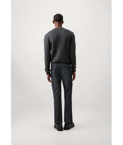 255700-544573-990
  Karl Lagarfeld 
  Noir
  Pantalon
  63% coton, 37% polyamide
. Coupe : regular                 . Coupe :