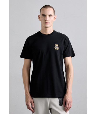 ZRV0723-7041-0555
  Moschino
  Noir
  T-Shirt
  100% Cotton
. Coupe : regular                 
<p class="p1" style="margin:0px;f