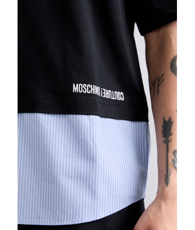 ZRJ0706-7041-5555
  Moschino
  Noir
  T-Shirt
  100% Cotton
. Coupe : regular                 
<p class="p1" style="margin:0px;f