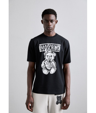 ZRV0711-7041-1555
  Moschino
  Noir
  T-Shirt
  100% Cotton
. Coupe : regular                 
<p class="p1" style="margin:0px;f