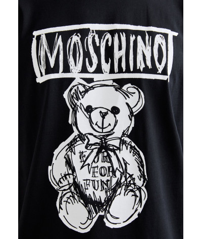 ZRV0711-7041-1555
  Moschino
  Noir
  T-Shirt
  100% Cotton
. Coupe : regular                 
<p class="p1" style="margin:0px;f