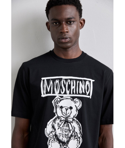 ZRV0711-7041-1555
  Moschino
  Noir
  T-Shirt
  100% Cotton
. Coupe : regular                 
<p class="p1" style="margin:0px;f