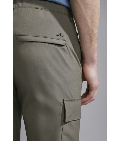 14314097-128
  Paul &amp; Shark
   Gris
  Pantalon
.Composition : 88% Nylon 12% Elastane -Pocket lining: 100% Polyester
. Coupe 