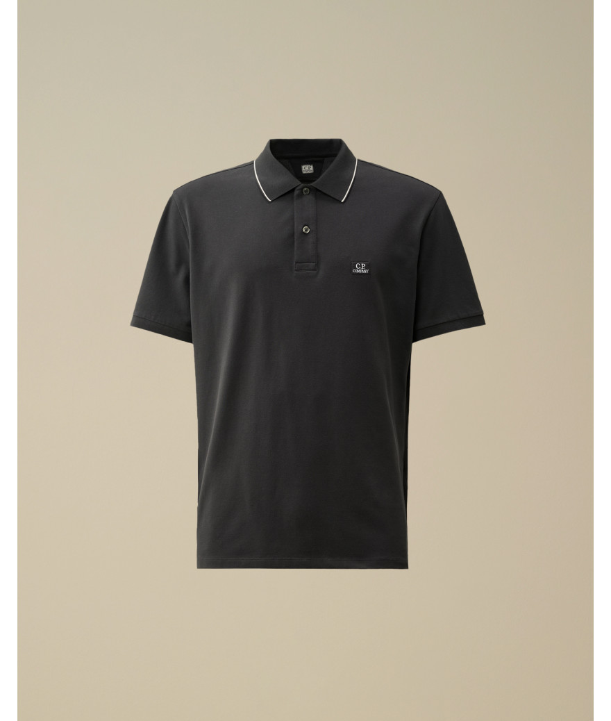 17CMPL097A-005263W-999
  C.P. Company
   Noir
  Polo en piqué de coton
  Tissu principal: 95% Coton, 5% Élasthanne
. Coupe : reg