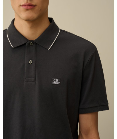 17CMPL097A-005263W-999
  C.P. Company
   Noir
  Polo en piqué de coton
  Tissu principal: 95% Coton, 5% Élasthanne
. Coupe : reg