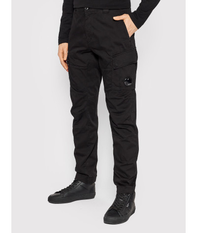 16CMPA058A-005694G-999
  C.P. Company
   Noir
  Pantalon cargo en satin stretch
  - Tissu principal: 98% Coton, 2% Élasthanne
. 