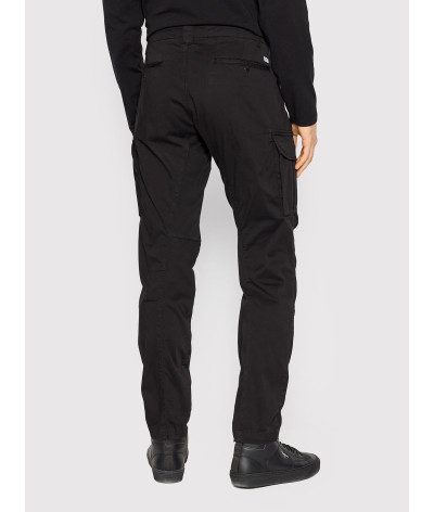 16CMPA058A-005694G-999
  C.P. Company
   Noir
  Pantalon cargo en satin stretch
  - Tissu principal: 98% Coton, 2% Élasthanne
. 