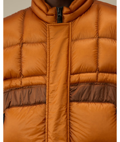 17CMOW207A-006099A-438
  C.P. Company
   Orange
  Veste sans manches en duvet à capuche
  - Tissu principal: 100% Polyamide - Do