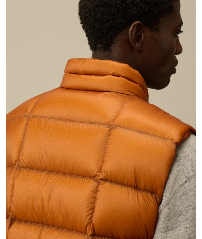 17CMOW207A-006099A-438
  C.P. Company
   Orange
  Veste sans manches en duvet à capuche
  - Tissu principal: 100% Polyamide - Do