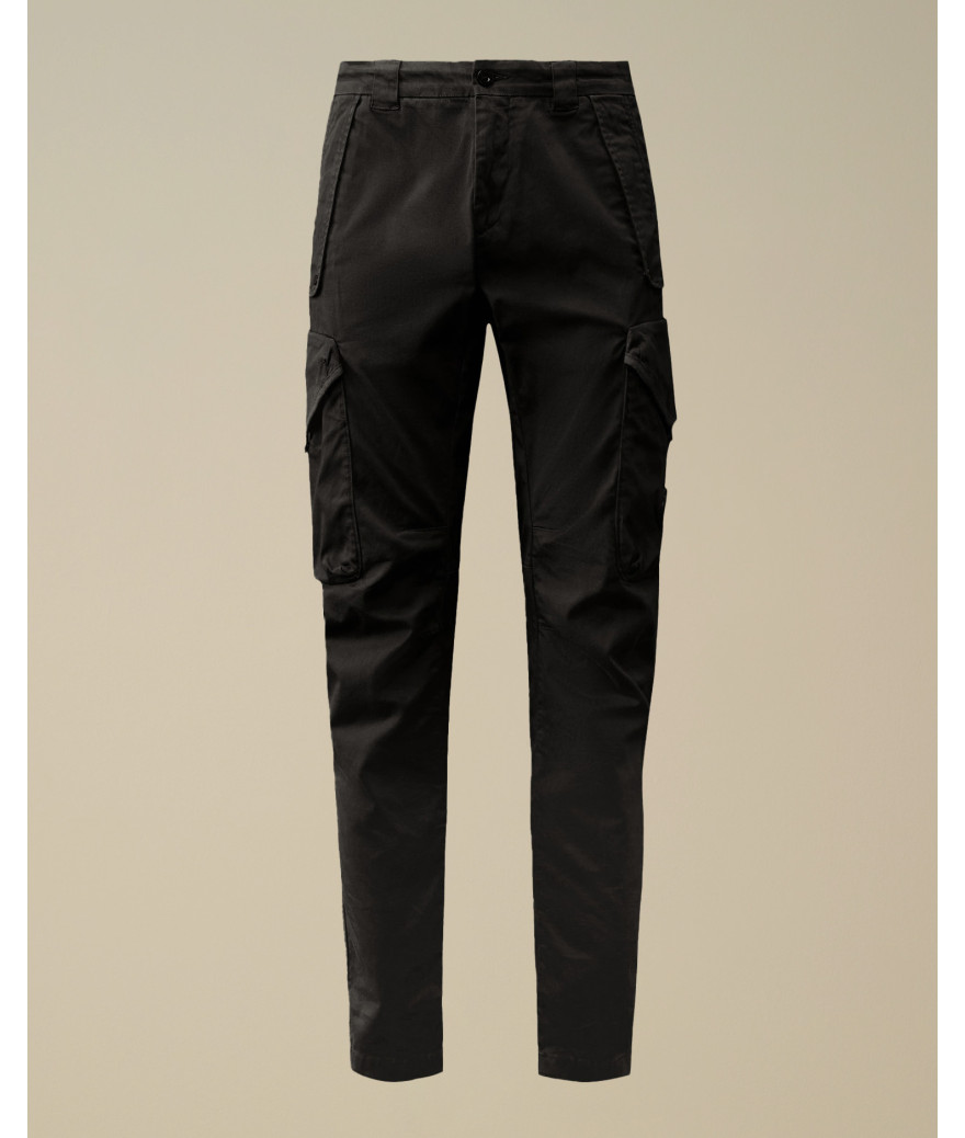 17CMPA058A-005529G-999
  C.P. Company
   Noir
  Pantalon cargo en satin stretch
  - Tissu principal: 98% Coton, 2% Élasthanne
. 