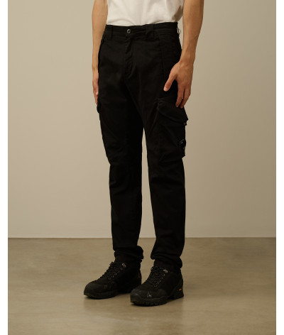 17CMPA058A-005529G-999
  C.P. Company
   Noir
  Pantalon cargo en satin stretch
  - Tissu principal: 98% Coton, 2% Élasthanne
. 