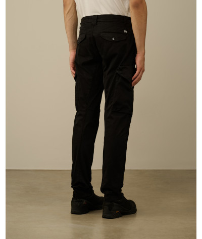 17CMPA058A-005529G-999
  C.P. Company
   Noir
  Pantalon cargo en satin stretch
  - Tissu principal: 98% Coton, 2% Élasthanne
. 