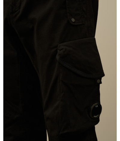 17CMPA058A-005529G-999
  C.P. Company
   Noir
  Pantalon cargo en satin stretch
  - Tissu principal: 98% Coton, 2% Élasthanne
. 