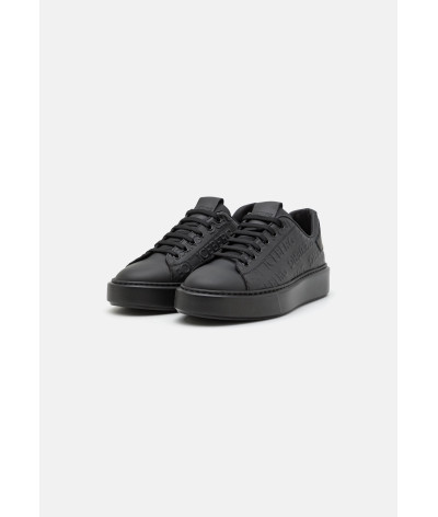 IU168401-COMB-OVERBLACK
  Iceberg
   Noir
  Sneakers
  Dessus / Tige: Cuir - Doublure: Cuir - Semelle de propreté: Cuir - Semell