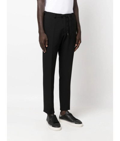 255056-533083-990
  Karl Lagerfeld
  Noir
  Pantalon
  Tissu principal: 88% Polyester, 12% Elastanne
. Coupe : regular          