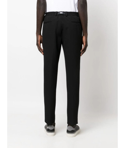 255056-533083-990
  Karl Lagerfeld
  Noir
  Pantalon
  Tissu principal: 88% Polyester, 12% Elastanne
. Coupe : regular          