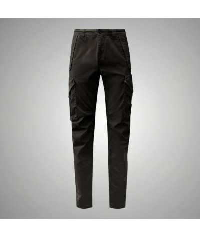 17CMPA058A-005529G-999
  C.P. Company
   Noir
  Pantalon cargo en satin stretch
  Tissu principal: 98% Coton, 2% Élasthanne