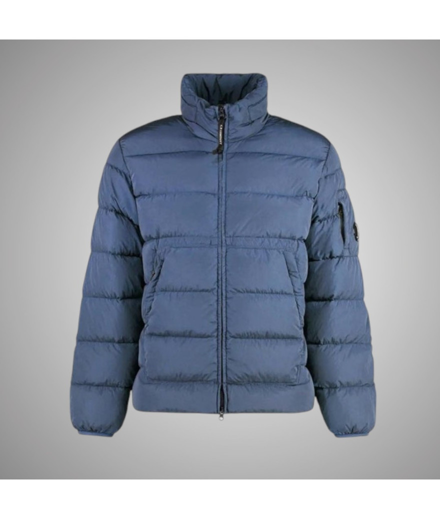 17CMOW016A-005904G-851
  C.P. Company
   Bleu
  Veste en duvet confectionnée en Chrome-R
- Tissu principal: 100% Polyamide